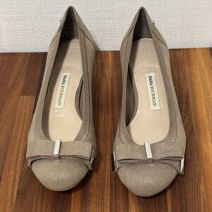 Dana Buchman Kitten Heels Women’s 6 Taupe Faux Suede Bow Low Heel Shoes
